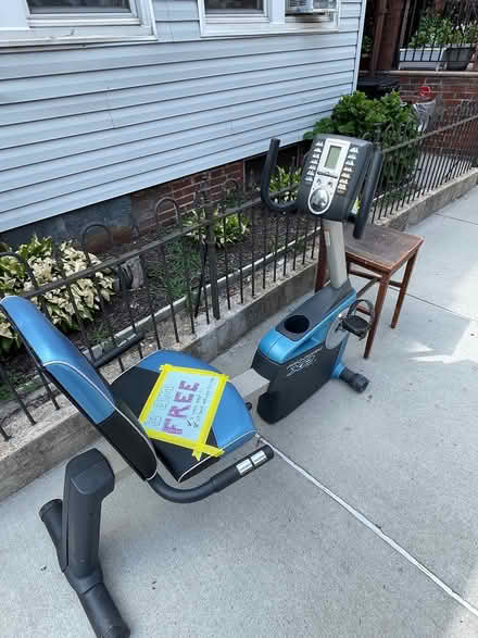 Photo of free Stoop alert! Exercise bike (Astoria) #1