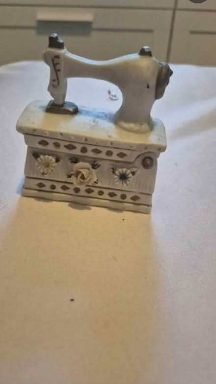 Photo of free Sewing machine ornament (Bellingham SE6) #1