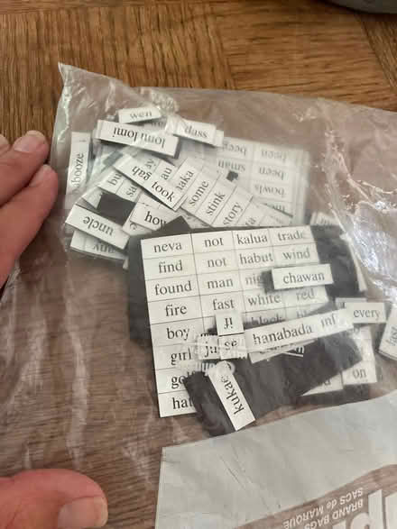 Photo of free Hawaiian+English magnetic poetry (Downtown) #1