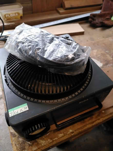 Photo of free 35mm slide projector and screen (Wylam) #1