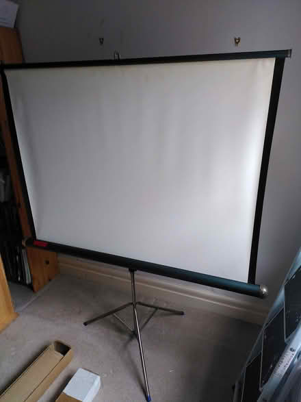 Photo of free 35mm slide projector and screen (Wylam) #2