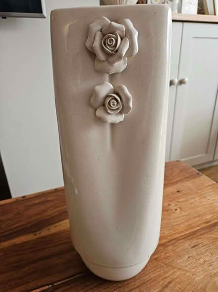 Photo of free Large decorative vase (Chesham HP5) #1