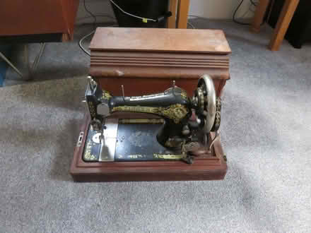 Photo of free Vintage Singer Sewing machine (Hook-a-Gate SY3) #2
