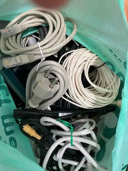 Photo of free Bag of electronic cables (SY6) #1