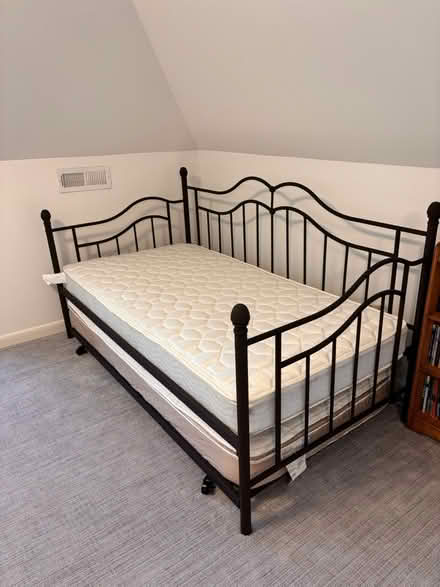 Photo of free Trundle bed with 2 matresses (NW wash dc near Wilson HS) #1