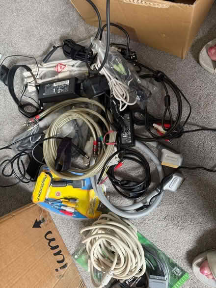 Photo of free Box various computer and Audio cables and HP docking station (Wrea Green PR4) #2