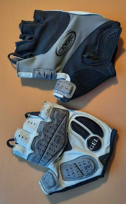 Photo of free half-fingered bike gloves (south San Carlos) #1