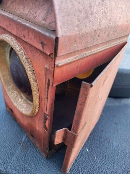 Photo of free Chalwyn railway lantern (Hill East) #3
