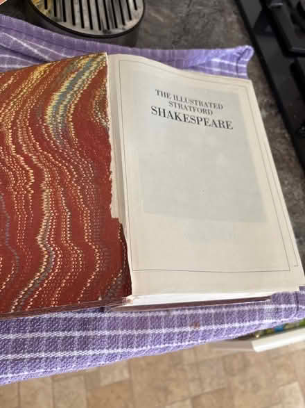Photo of free The Illustrated Stratford Shakespeare book (Far Bletchley MK3) #3