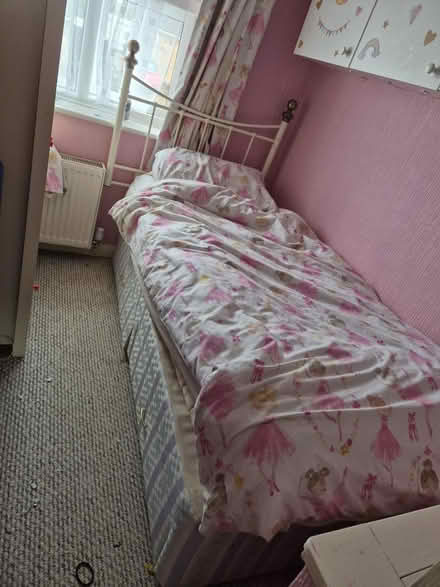 Photo of free Divan single base and headboard (Stapleford, Ng9 8hw) #1