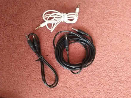 Photo of free Selection of Computer Leads (B90 shirley) #2