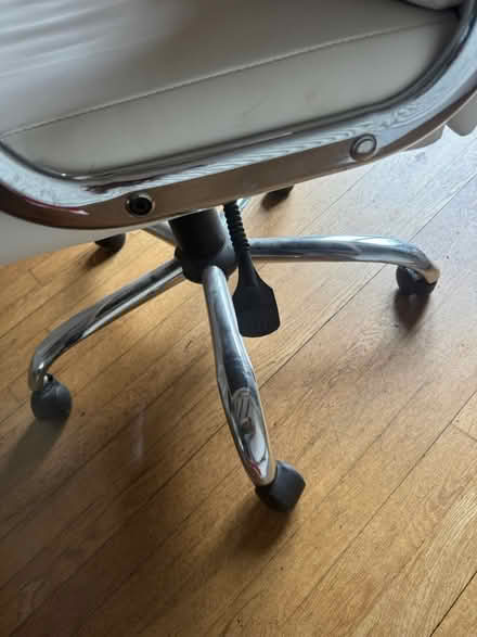 Photo of free White office chair (Ng2 6jh) #4