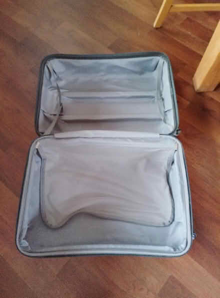 Photo of free Large and medium suitcases (Harnage SY5) #2