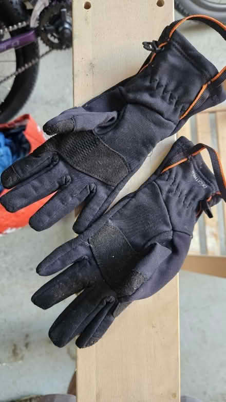 Photo of free Kids gloves (Ash, GU12) #2