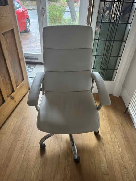 Photo of free White office chair (Ng2 6jh) #1