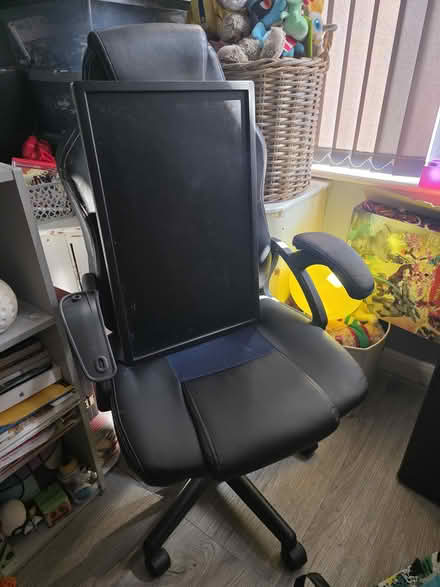 Photo of free Pc monitor and PC chair (DE23) #1