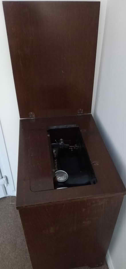 Photo of free Singer Sewing Machine 1934 Serial Number Y9580053 in Cabinet (Hardwick OX16) #2