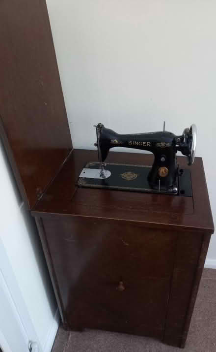 Photo of free Singer Sewing Machine 1934 Serial Number Y9580053 in Cabinet (Hardwick OX16) #1