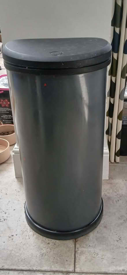 Photo of free Large kitchen bin (Harrogate HG2) #1
