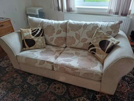 Photo of free 2 to 3 seater settee (Dronfield, S18) #1