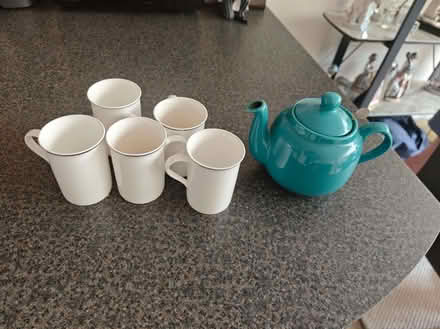 Photo of free Teapot with integrated filter and 5 small mugs/cups (Medbourne MK5) #1