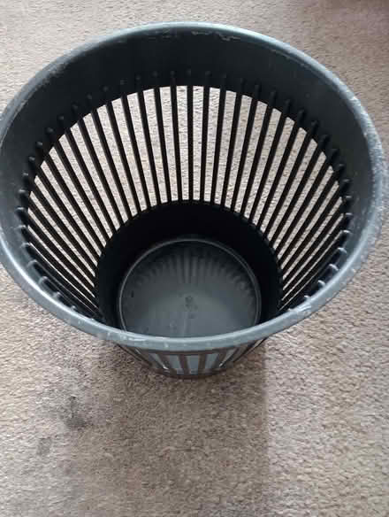 Photo of free Black plastic waste paper basket (Reddish SK5) #1