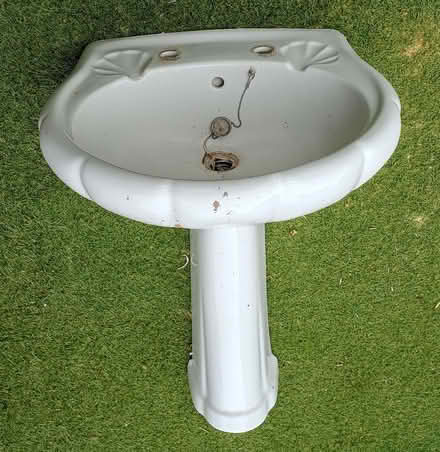 Photo of free pedestal washbasin (Southport PR9) #1