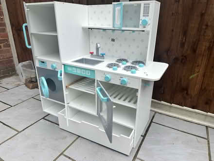 Photo of free Pretend play kitchen (Coulsdon) #2