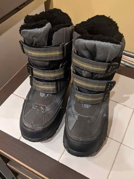 Photo of free Size 3 lilac lace pumps and snow boots (Horspath OX33) #1