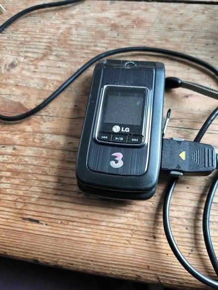 Photo of free Vintage clamshell phone (Central Rugby CV21) #1