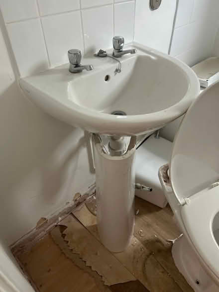 Photo of free Toilet and sink (Stepney Green E1) #2