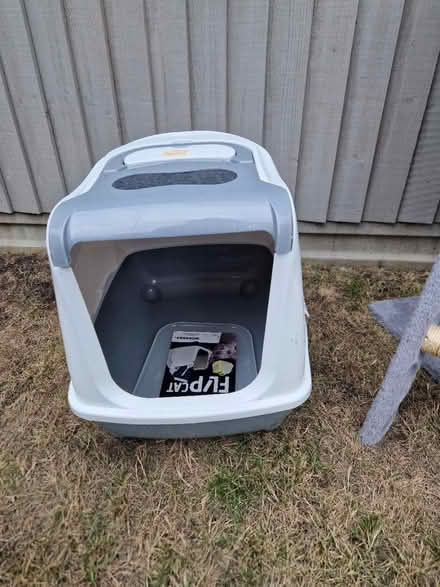 Photo of free Cat tree and large litter box (HA2) #3