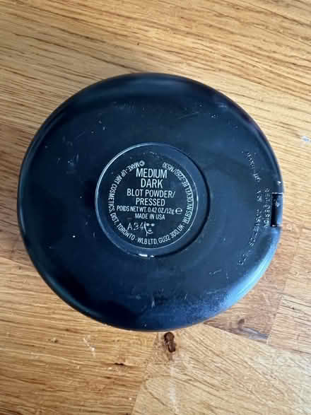 Photo of free Mac blotting powder - medium dark (W12) #2