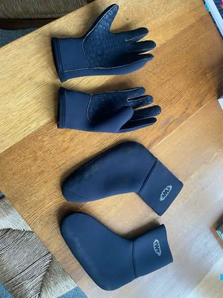 Photo of free Men’s medium wetsuit gloves and boots (Sunningwell OX13) #1