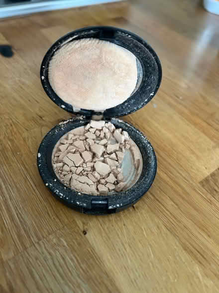Photo of free Mac blotting powder - medium dark (W12) #4
