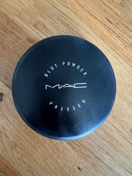 Photo of free Mac blotting powder - medium dark (W12) #1