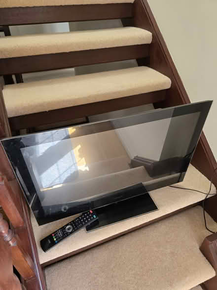 Photo of free 32" tv with built in dvd player (GU9 9e) #1