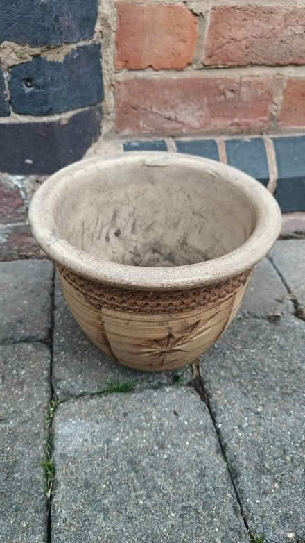 Photo of free Stoneware plant pot (Barnacle CV7) #1