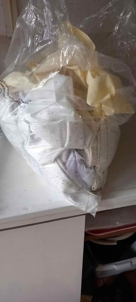 Photo of free yellow & white material (Builth Wells) #1