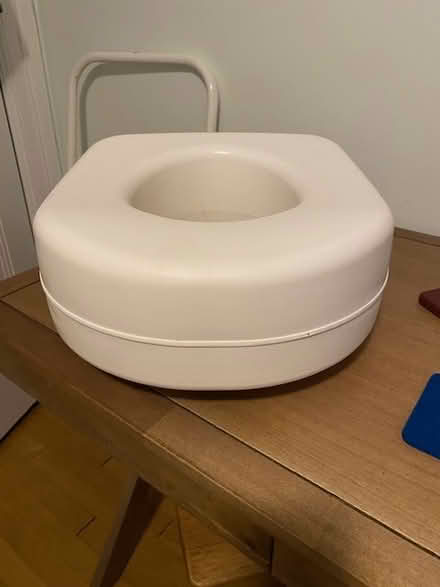 Photo of free Raised Toilet Seat (N Cleveland Park/Tenleytown) #1