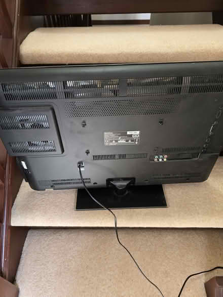 Photo of free 32" tv with built in dvd player (GU9 9e) #2