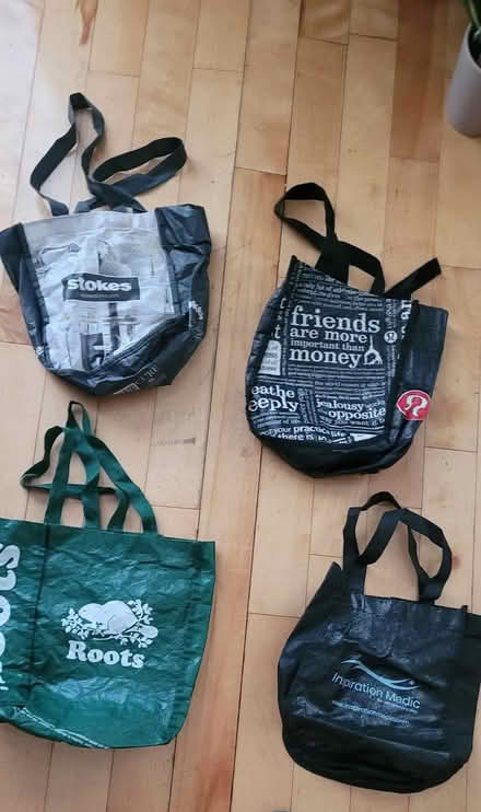 Photo of free 4 reusable lunch bags (131 Wesley Avenue) #1