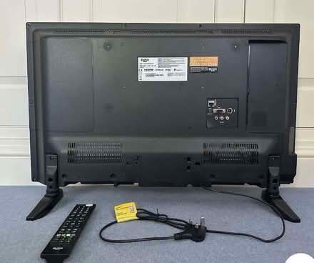 Photo of free 32" smart tv (Barnes SW13) #1