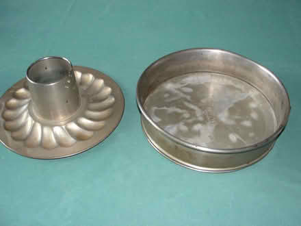 Photo of free Large round baking tin (Norcot RG30) #1