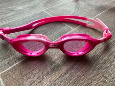 Photo of free kids pink swimming goggles (Upper Largo KY8) #2