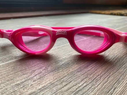 Photo of free kids pink swimming goggles (Upper Largo KY8) #1