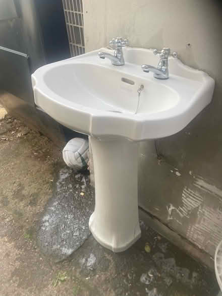 Photo of free Sink and pedestal (Stannington S6) #4