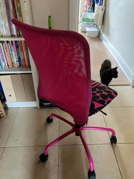 Photo of free Pink kids' office chair (Kempston) #4
