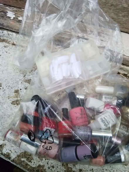 Photo of free finger nails stuff (Beulah Hill CR7) #1