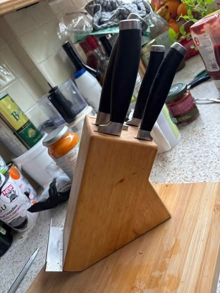 Photo of free Wooden knife block and 4 knives (Limehouse E1) #1